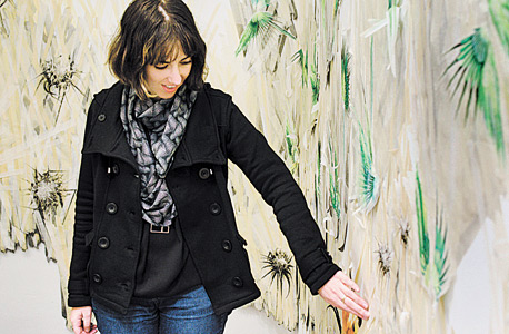 הגר בריל, מנחת סדנת "הבוטגה — עבודת ניירת לאמנים". עוסקת בפורמטים של חוזים בין האמן למוסדות השונים