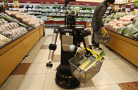 רובוט בסופרמרקט. לא נזקק לרשימת קניות