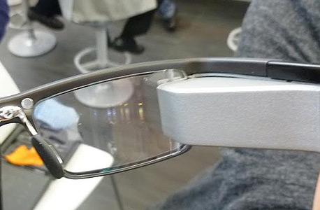 בניגוד לגוגל גלאס שמציבים מסך קטן, המשקפיים האלו מקרינים את התצוגה ישר על העדשה עצמה., צילום: עומר כביר