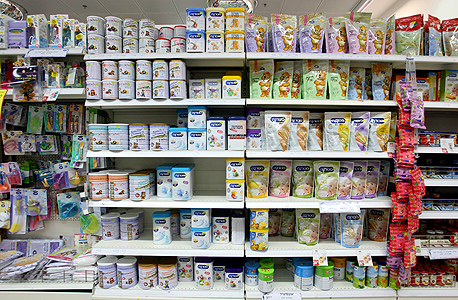 מטרנה וסימילאק מחזיקות ב-80% מהשוק. מדף תחליפי חלב בסופר, צילום: עמית מגל