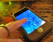 יש דג באייפון שלי. Koi Pond מציגה דגים שטים על המסך