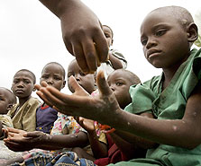 ילדים בתור למזון במחנה פליטים בקונגו, צילום: רויטרס