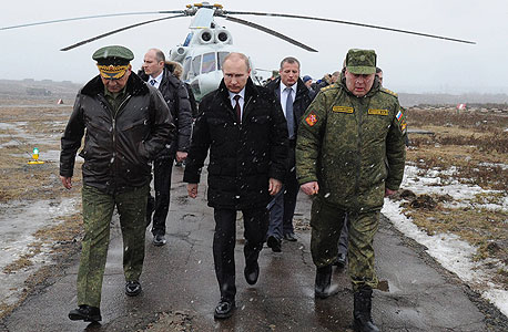 נשיא רוסיה ולדימיר פוטין בביקור במחנה צבאי ליד לנינגרד