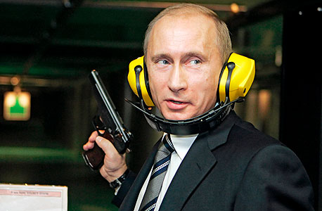 ולדימיר פוטין נשיא רוסיה אקדח, צילום: אי פי איי