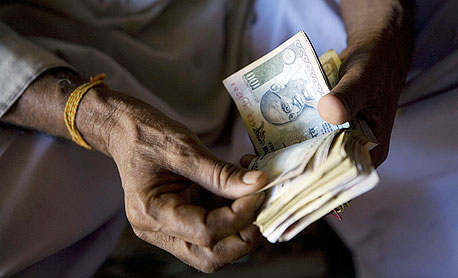 המשבר בכלכלת הודו: הרופי נפל לשפל חדש מול הדולר