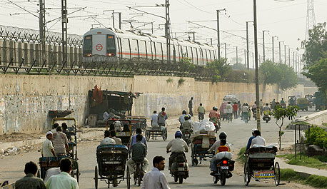 מוניות? מכוניות פרטיות? ההודים מעדיפים רכבות, צילום: בלומברג