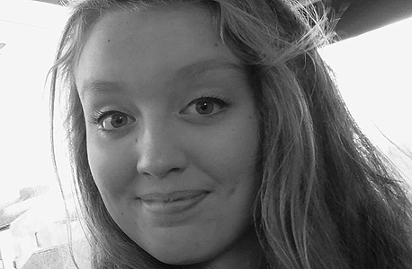 איזי דיקס, בת ה-14. התאבדותה הובילה את אמה לצאת למאבק נגד בריונות רשת וטרולים