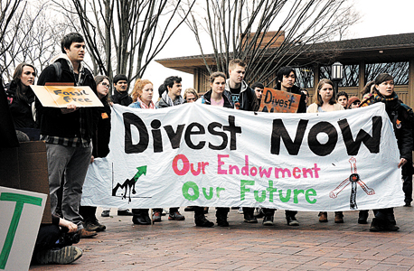 סטודנטים מפגינים בקליפורניה בדרישה להפסיק את ההשקעה בדלק מאובנים