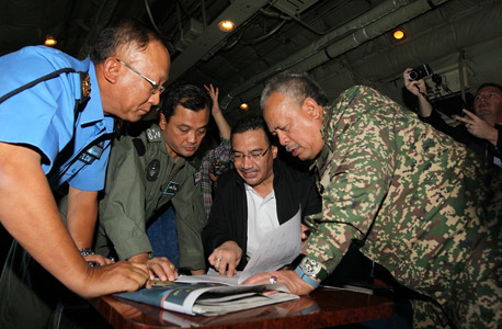 בכירים בצבא מלזיה בית החיפושים אחר המטוס, צילום: אימג
