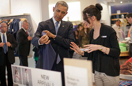 ברק אובמה חנות גאפ ירידת מחירים, צילום: איי פי