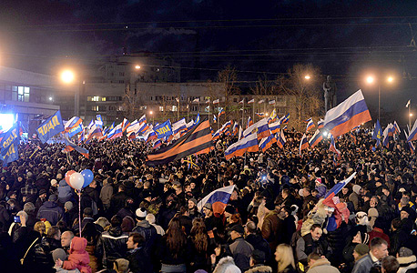 מפגינים פרו רוסים בחצי האים קרים, לאחר משאל העם