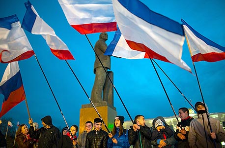 שמחת הרוסים תושבי קרים אחרי משאל העם, צילום: אי פי איי