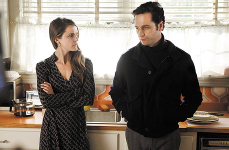 פיליפ (מת'יו ריס) ואליזבת ג'נינגס. חייהם המשעממים מהווים כיסוי לפעילותם כסוכני קג"ב