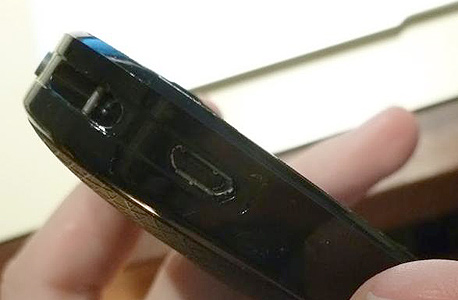 פתח הטעינה מבוסס USB, מה שיצריך מטען נפרד אם תרצו לטעון את האייפון תוך כדי משחק, צילום: עומר כביר
