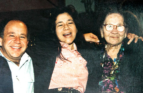 1973. יפית גרינברג עם אמה אסתר באירוע משפחתי, צילום רפרודוקציה: אריאל שרוסטר