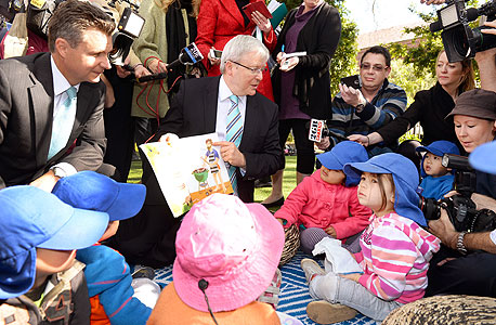 ראש ממשלת אוסטרליה לשעבר קווין רוד עם ילדי גן בסידני. המדינה הגדירה את ההתפתחות המוקדמת של ילדים כאחת המשימות המרכזיות שלה, צילום: איי אף פי