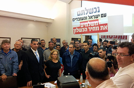 המחאה נמשכת: עובדי חברת החשמל התפרצו לישיבת ההנהלה בחיפה