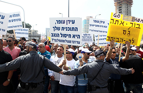 סכסוך העבודה בכיל מחריף: העובדים מפגינים נגד פיטורי מאות עובדים