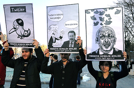 מפגינים באנקרה, טורקיה, נגד חסימת טוויטר