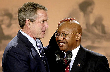 הנשיא לשעבר ג'ורג' בוש מלטף את ראשו של שר השיכון שלו, אלפונסו ג'קסון. לא בתאילנד