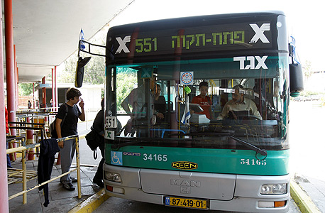 נוסעים עולים לאוטובוס של אגד. הנהגים אחראים לחיסכון בדלק, צילום: נמרוד גליקמן