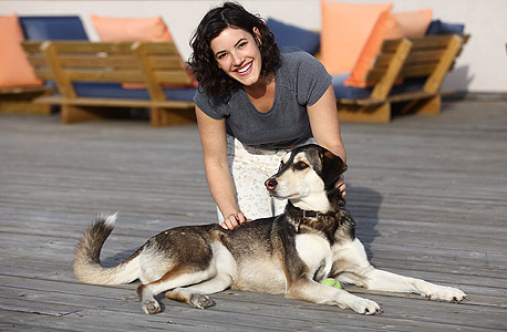 קסנדרה גרינוולד וכלבתה. "השירות יכול להיות טוב יותר גם לבעלים וגם לכלבים"