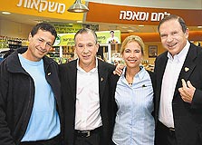 מימין: אורי סלונים, ריקי אריאל, אפי רוזנהויז ואודי אנגל