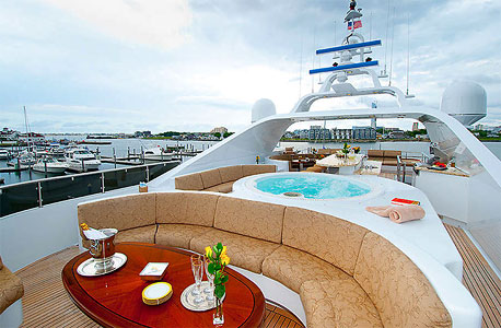 יאכטה להשכרה Lady M הזאב מוול סטריט, צילום: Churchill Yacht Partners