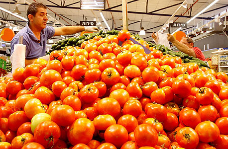 דוכן עגבניות בסופרמרקט