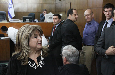 שולה זקן ואהוד אולמרט באחד הדיונים המשפטיים, צילום: עידו ארז, ynet