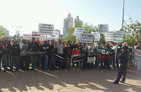 הפגנת עובדי כיל מחוץ לוועידה, צילום: עוזי בלומר