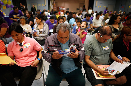 אזרחים אמריקאים ממתינים בתור לרישום לתוכנית, צילום: רויטרס