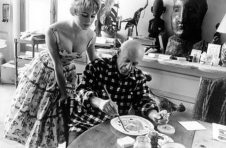 בריז'יט בארדו בשמלת אביב פרחונית קלאסית במפגש עם פבלו פיקאסו ב־1956. הצייר התרשם מאוד מהכוכבת החטובה, אבל לא עד כדי שיאות לצייר אותה