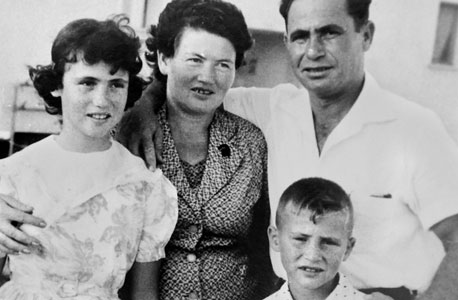 1966. אבי דיכטר (8) עם הוריו מלכה ויהושע ואחותו יעל בביקור משפחתי בקריית גת, צילום רפרודוקציה: נמרוד גליקמן