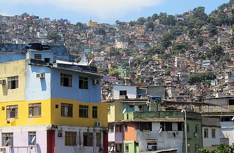 פאבלה רושיניה, שכונת עוני לביקורי תיירים. התושבים קמים בבוקר בקן הנמלים הגדול ביותר בברזיל, עובדים עד הלילה ואז זוחלים בחזרה לחור הצבעוני שלהם, צילום: אתי אפללו 