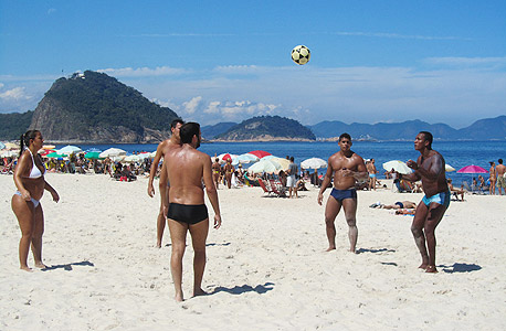 על החוף בקופקובנה. כולם אוהבים כדורגל, אך רבים מתחילים להתעורר מהאופוריה, צילום: אתי אפללו 