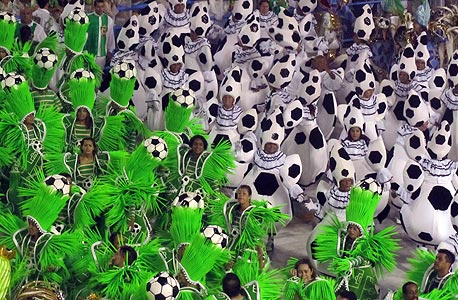 תהלוכת הכדורגל בריו. תלבושות, כדורגל, במות של מגרשי כדורגל, ואלילי כדורגל בתלבושות זהב