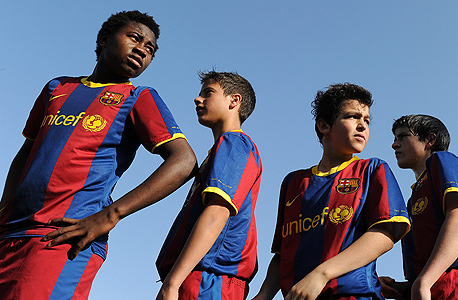 שחקנים צעירים בברצלונה. החתימו שחקנים בניגוד לתקנון מאסיה, אפריקה ודרום אמריקה