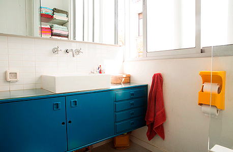 ארון אמבטיה שנרכש בשוק הפשפשים ונצבע על ידי דנה בטורקיז