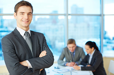 שלבו זרועות להפגנת סמכות