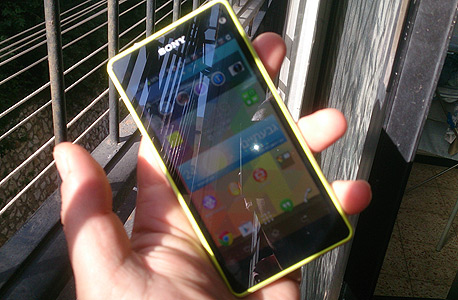 המסך מבריק אך למרבה ההפתעה הוא עדיין קריא לחלוטין בשמש ישירה המסך מבריק אך למרבה ההפתעה הוא עדיין קריא לחלוטין בשמש ישירה