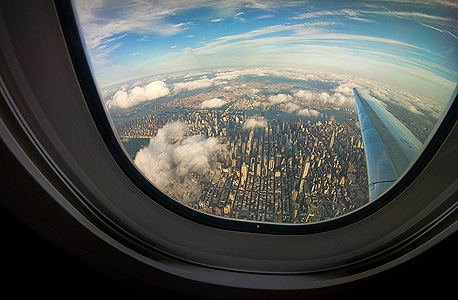 מי רוצה מקום ליד המעבר? 12 סיבות למה כדאי לשבת ליד החלון בטיסות