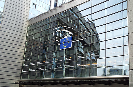 הפרלמנט האירופי. הניסוח של פיפ"א מנוגד לרבות מהחירויות של האיחוד האירופי, בייחוד חופש התחרות והתנועה של הון"
