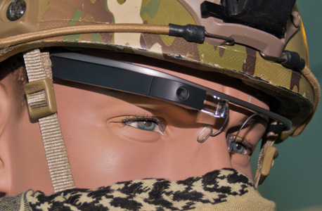 חייל אמריקאי משתמש בגוגל גלאס