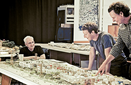 מנכ"ל פייסבוק מארק צוקרברג והאדריכל פרנק גרי (משמאל) בוחנים את התכנון של משרדי פייסבוק החדשים