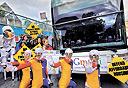 מפגינים חוסמים אוטובוס של גוגל, צילום: רויטרס