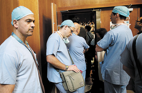 רופאים בהדסה (למצולמים אין קשר לכתבה), צילום: אלכס קולומויסקי
