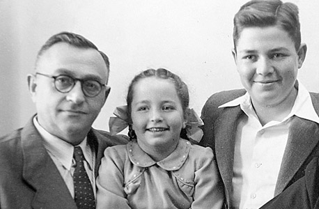 אלשיך (בגיל 6) עם אחיה משה ואביה בנימין בבר המצווה של האח בביתם בתל אביב, 1951
