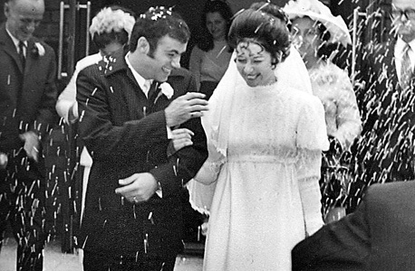 1971. בחתונה עם פיטר. השמלה בעבודת יד. אמא לימדה לתפור, צילום: Gerda Saunders