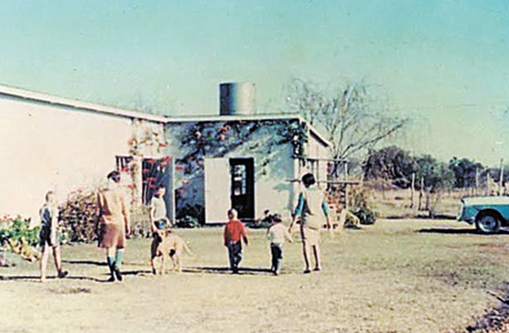 1966. סאונדרס, שנייה משמאל, בחופשה משפחתית בדרום אפריקה